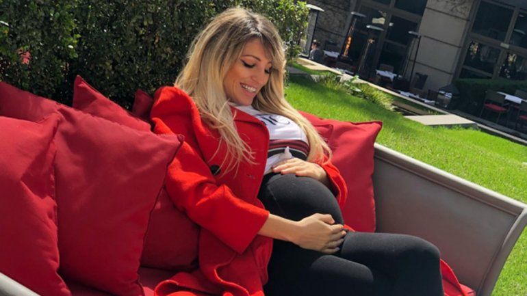 Vicky Xipolitakis fue mamá y transmitió el parto en vivo