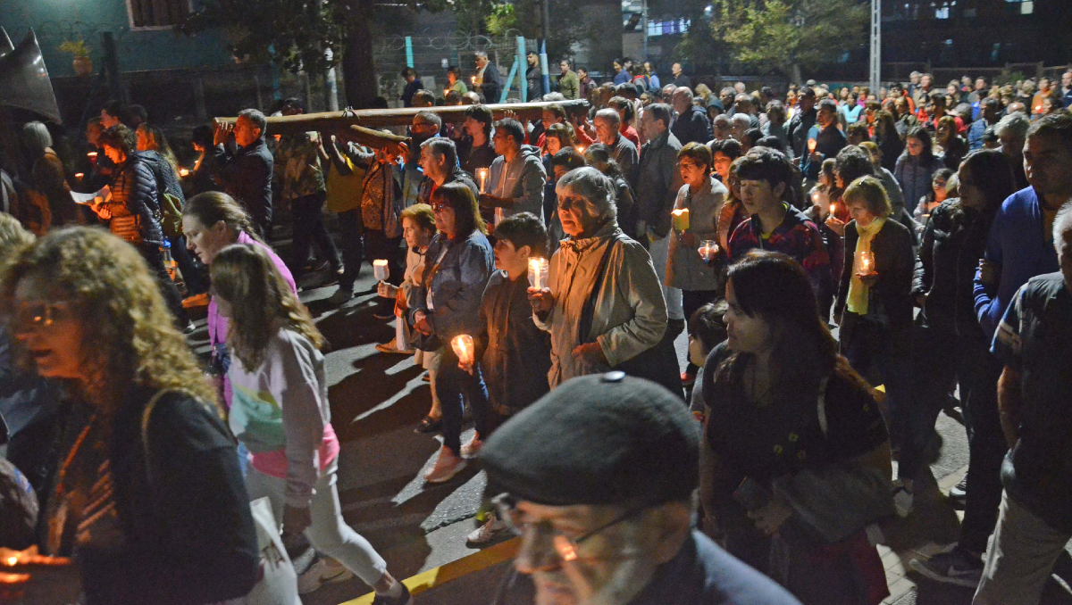 Vía Crucis: una muestra de fe se desplegó en las calles de Neuquén