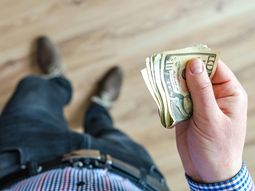 Los dólares de la serie actual tienen mayores medidas de seguridad. Los dólares de la serie actual tienen mayores medidas de seguridad.