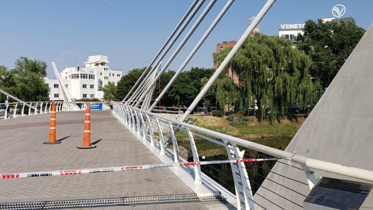 Se quiso sacar una selfie y se cayó desde un puente peatonal