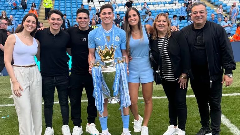 El festejo de Julián Álvarez junto a su familia El festejo de Julián Álvarez junto a su familia