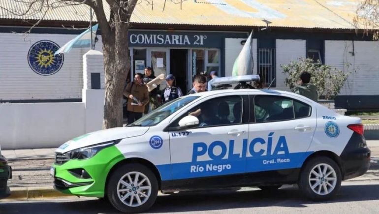El procedimiento realizado en la Comisaría 21 de Roca. Detuvieron uno de los policías sospechados de haber participado en un violento asalto en Cipolletti. 