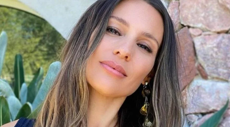 Pampita sigue de vacaciones en Brasil junto a su familia.