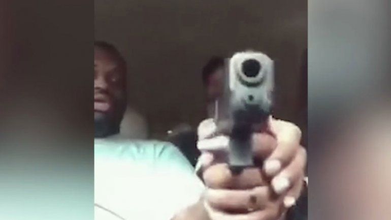 El joven está grave y se debate entre la vida y la muerte.