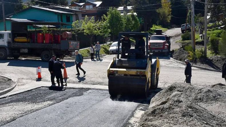 Con el ahorro del Mundial de Motocross hicieron el asfalto en un barrio La Angostura | LM Neuquen Con el ahorro del Mundial de Motocross hicieron el asfalto en un barrio La Angostura