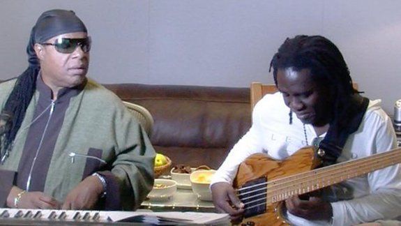 Richard Bona junto a Stevie Wonder, una de las grandes figuras que lo convocó a su banda.