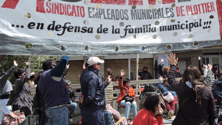 El gremio SEMP protestó en la Dirección de Recaudaciones.