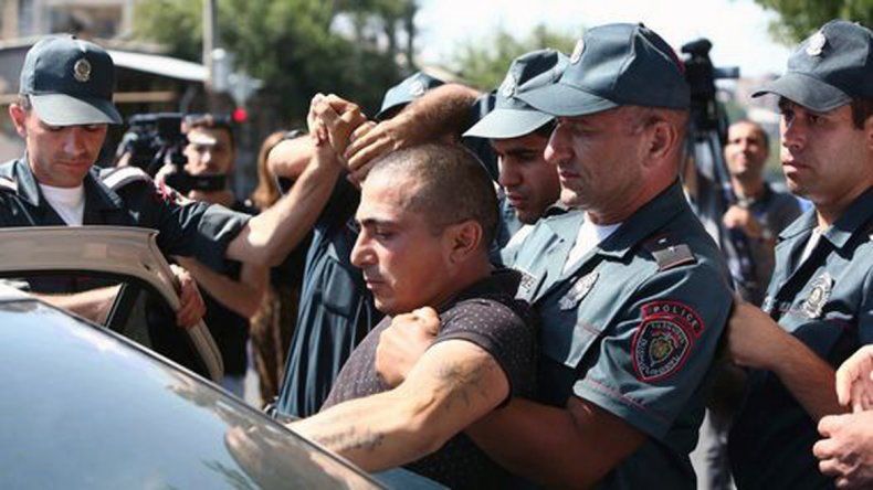 La traumática toma de rehenes continuaba al cierre de esta edición.