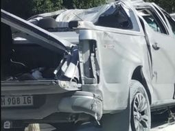 La camioneta que manejaba la secretaria de Chubut fue retirada en una grua, con importantes daños. La camioneta que manejaba la secretaria de Chubut fue retirada en una grua, con importantes daños.