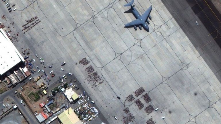 Biden mantiene la retirada de Afganistán, mientras los talibanes cooperen