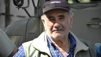 El rostro de la persistencia: A sus 72 años, Daniel Pérez recorre cada rincón de sus 25 hectáreas, convencido de que la fruticultura familiar sigue siendo el corazón del Alto Valle. Foto: Fabricio González. | LM Neuquen El rostro de la persistencia: A sus 72 años, Daniel Pérez recorre cada rincón de sus 25 hectáreas, convencido de que la fruticultura familiar sigue siendo el corazón del Alto Valle. Foto: Fabricio González.