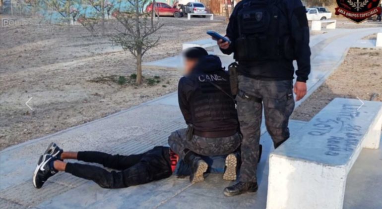 El joven de 22 años agredió a los policías que se habían acercado a identificarlo cuando tomaba cerveza en una plaza con dos amigos. El joven de 22 años agredió a los policías que se habían acercado a identificarlo cuando tomaba cerveza en una plaza con dos amigos.