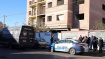 alivio para vecinos y despliegue policial en el edificio de sargento cabral que funcionaba como aguantadero alivio para vecinos y despliegue policial en el edificio de sargento cabral que funcionaba como aguantadero
