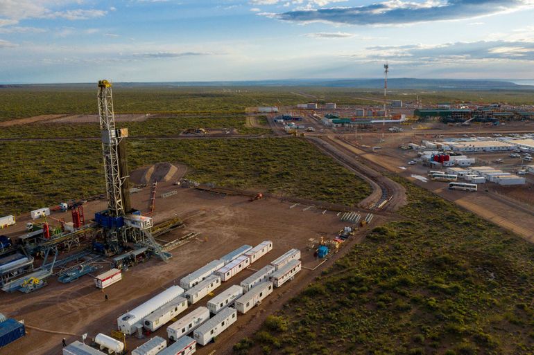 Camioneros de paro impiden el ingreso a un yacimiento de Tecpetrol.