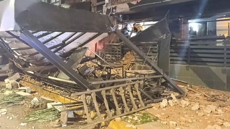 El derrumbe se produjo al colapsar parte de la estructura del techo, vecinos contaron que se sintió como una explosión.