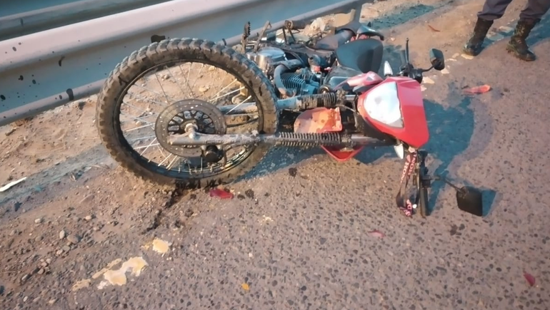 Ruta 7: fuerte choque entre una moto y una camioneta complicó el tránsito