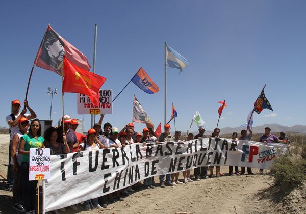 Protestaron frente a la base espacial china en contra de su instalación