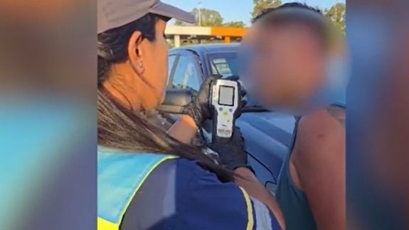 El hombre manejaba la camioneta con las balizas encendidas, con su familia a bordo.