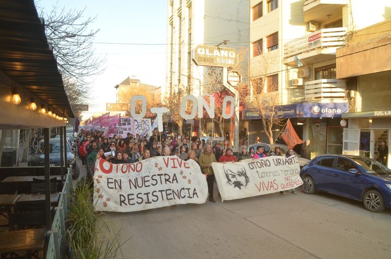 Las calles de Cipolletti se tiñieron con el nombre de Otoño Uriarte y el reclamo de justicia.