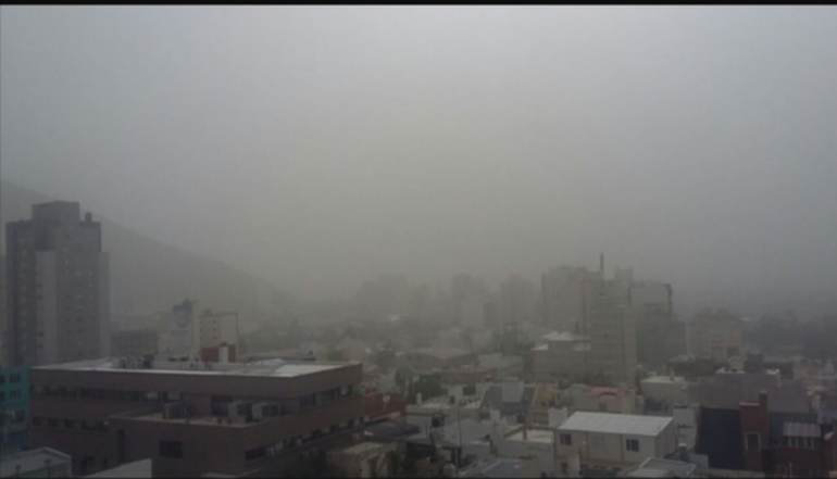 Pasda la tarde, el alerta baja a amarillo en Chubut, pero advirtieron que los vientos fuertes seguirán toda la noche y en la madrugada. Pasda la tarde, el alerta baja a amarillo en Chubut, pero advirtieron que los vientos fuertes seguirán toda la noche y en la madrugada.