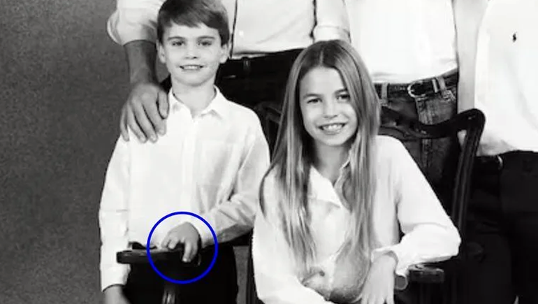 En azul, el detalle de la foto de Navidad de la mano de Louis que llamó la atención a los usuarios de las redes sociales. En azul, el detalle de la foto de Navidad de la mano de Louis que llamó la atención a los usuarios de las redes sociales.