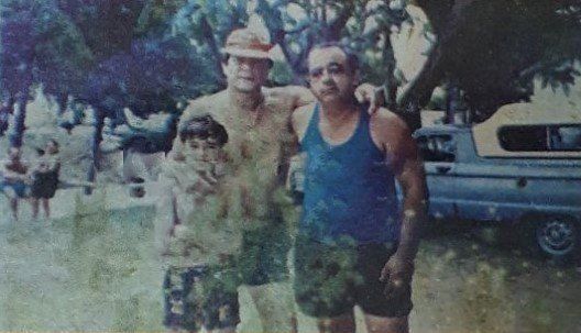 La última foto de Monzón, con el dueño del camping donde almorzó y su hijo.