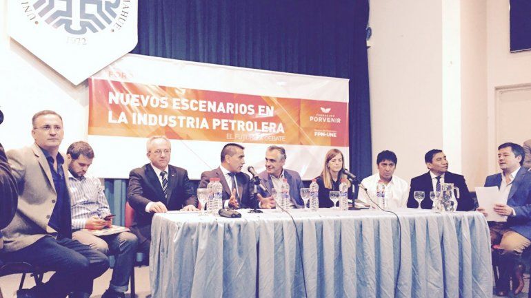 El bloque de diputados del FPN-UNE debatió sobre el escenario petrolero.