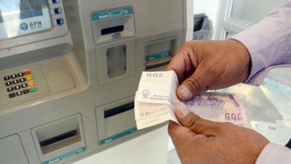 Mañana comienza el pago de sueldos a los estatales