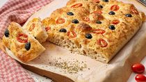 focaccia con hierbas frescas y tomates cherry: una receta para la primavera