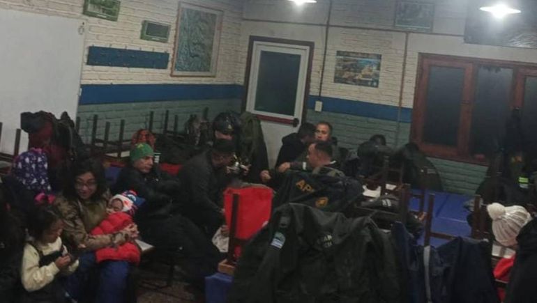 Turistas y pobladores refugiados por el temporal de nieve. Foto: Parque Nacional Lanín. Turistas y pobladores refugiados por el temporal de nieve. Foto: Parque Nacional Lanín.