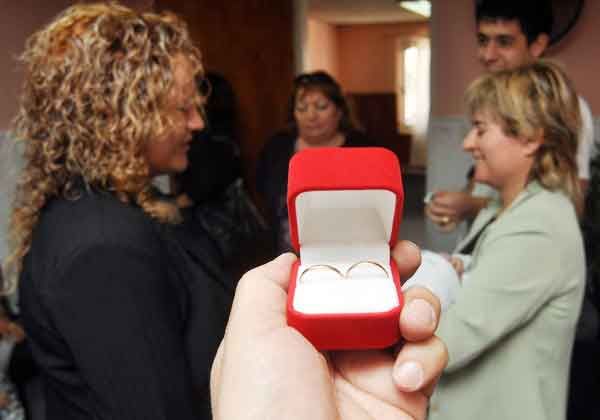 Unas 50 parejas de extranjeros gays esperan casarse en Argentina