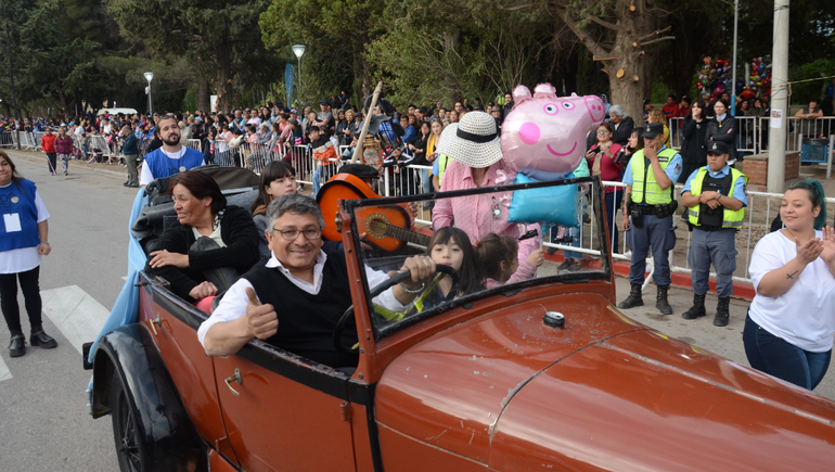 Sin anuncios, el alma de la fiesta de los 100 años fue el desfile