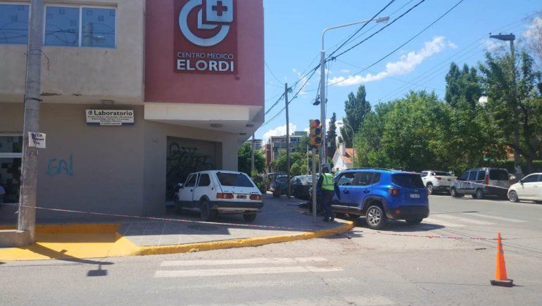 Un Fiat 147 terminó incrustado contra unos consultorios tras un fuerte choque