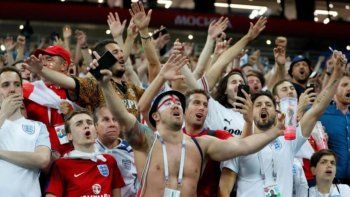 tragica eurocopa: ahora un hincha cayo de una tribuna y esta muy grave tragica eurocopa: ahora un hincha cayo de una tribuna y esta muy grave