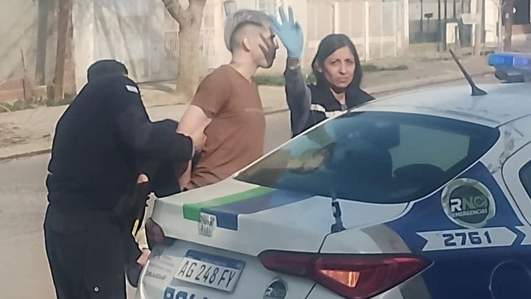 El sospechoso fue atrapado en el interior de una vivienda de Cipolletti. Creen que ingresó a través de los techos de propiedades vecinas. El sospechoso fue atrapado en el interior de una vivienda de Cipolletti. Creen que ingresó a través de los techos de propiedades vecinas.