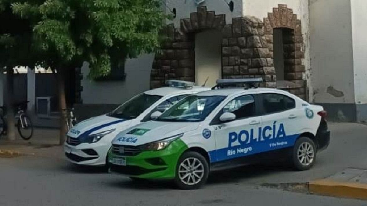 La Policía investiga un millonario robo en una casa de Villa Regina. | LM Neuquen La Policía investiga un millonario robo en una casa de Villa Regina.