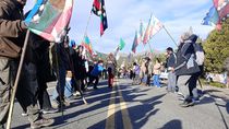 ruta 40: abrazo multitudinario en defensa del pueblo mapuche contra el desalojo
