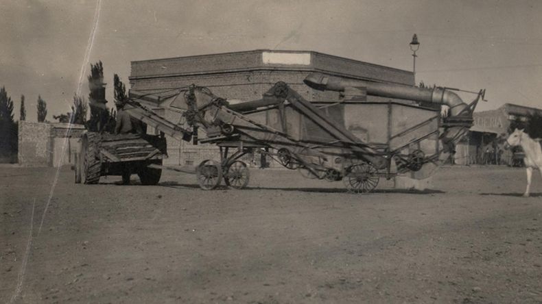 Tractor tirando de maquinaria agrícola. Colección Dwynwen Belsey Califronia 1955