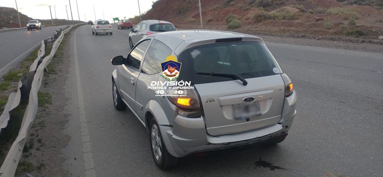El Ford Ka era conducido por una mujer de 40 años, quien no resultó con heridas. El Ford Ka era conducido por una mujer de 40 años, quien no resultó con heridas.