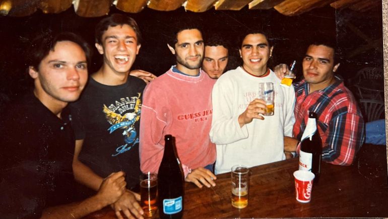 El aguante de los amigos en el primer año de vida del bar. 