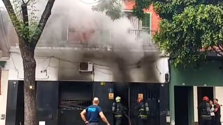 Voraz incendio en una fábrica textil de Chacarita: el fuego se propagó a viviendas linderas