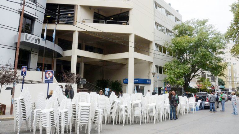 Trabajadores municipales y estatales protestaron en pleno centro y bloquearon varias calles. Los automovilistas debieron armarse de paciencia para poder transitar. La circulación fue muy lenta.
