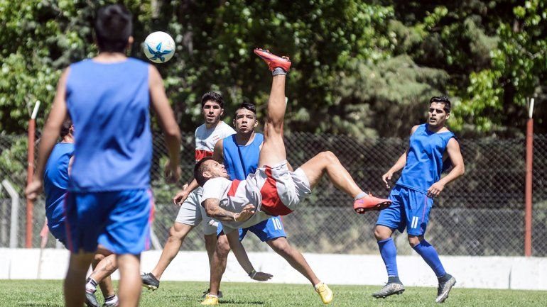 Mauricio Villa realizando una chilena en el amistoso.