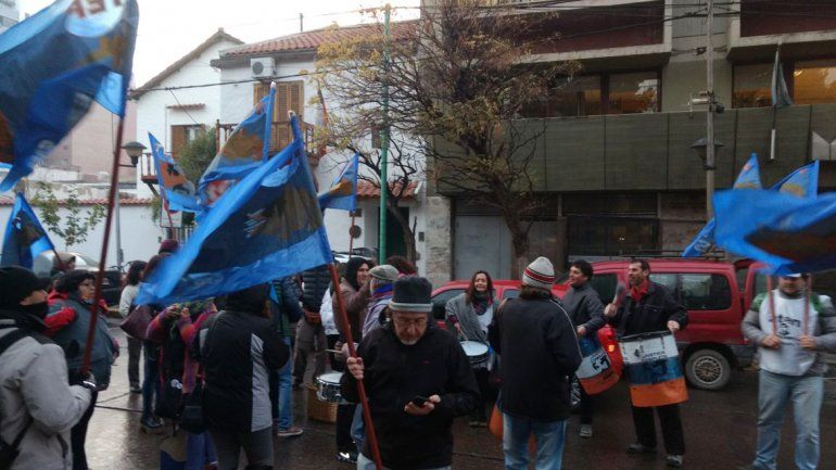 Denuncian que a 150 docentes les adeudan dos meses de salario