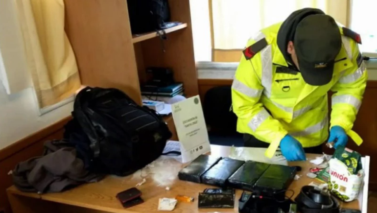 Un perro marcó la mochila del gendarme dado de baja y en el interior sus excompañeros hallaron cuatro paquetes con cocaína. 