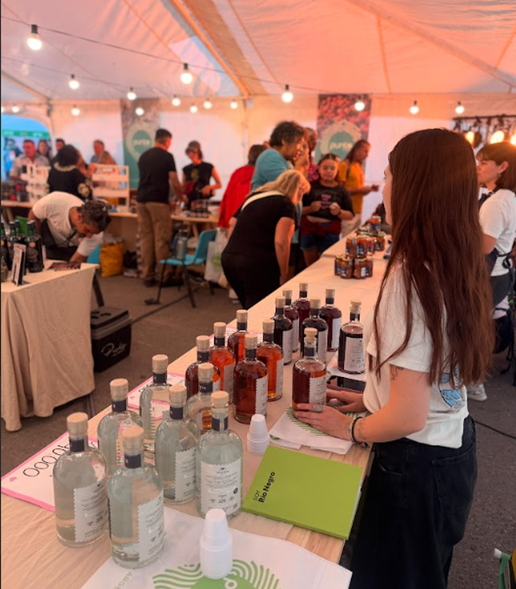 Se trata de una experiencia única que une la mejor gastronomía del Alto Valle, vinos Malbec y producción local. Se trata de una experiencia única que une la mejor gastronomía del Alto Valle, vinos Malbec y producción local.