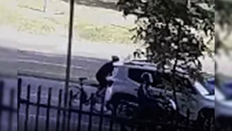 El momento del impacto contra del ciclista contra el vehículo. Foto captura Telefé Rosario.