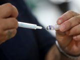 IMAGEN DE ARCHIVO REFERENCIAL. Un trabajador de la salud prepara una dosis de la vacuna Sputnik V contra el COVID-19, en Parque Tecnópolis, Buenos Aires, Argentina, Abril 15, 2021. REUTERS/Agustin