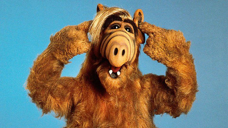 El entrañable Alf se ganó el corazón de los televidentes con sus ocurrencias. Frases como No hay problema o ¿Puedo comerme al gato? quedarán en la memoria.
