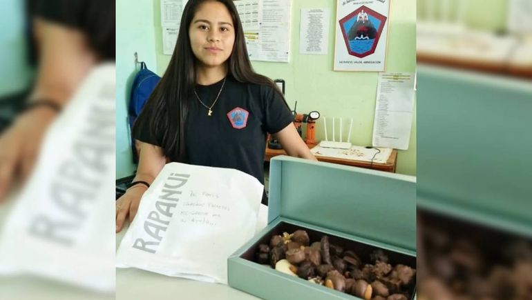 Volcó en su auto, los bomberos lo salvaron y sus padres les regalaron chocolates